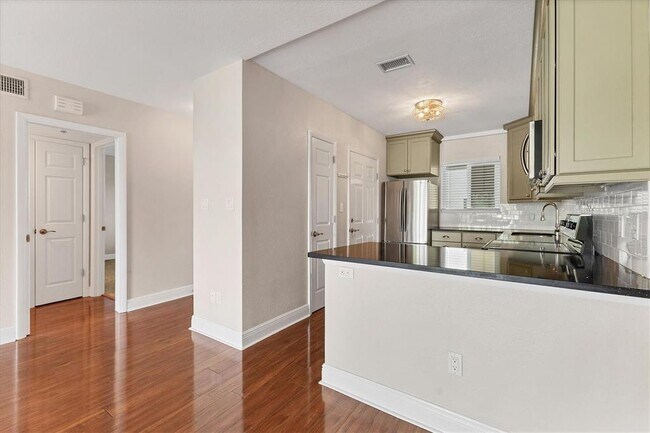 Building Photo - 301 S Gulfstream Ave
