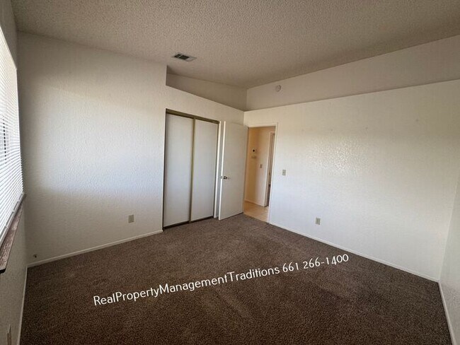 Building Photo - Charming Lake Los Angeles 3+2