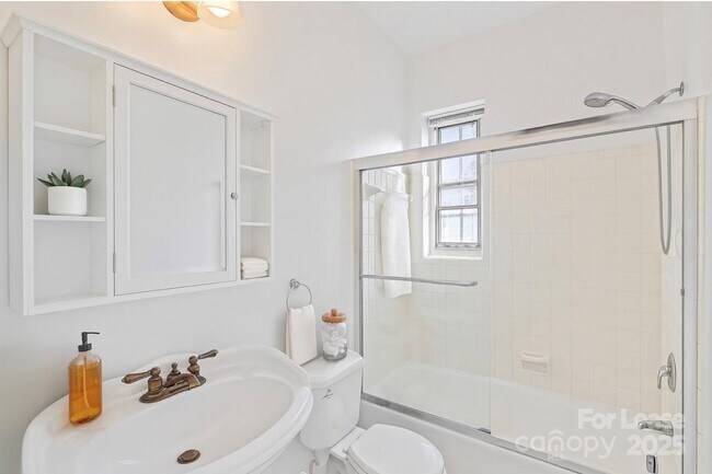 Building Photo - 301 W 10th St