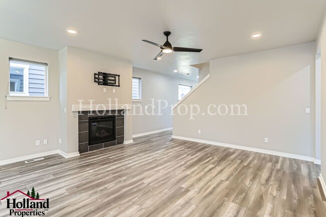 Building Photo - Modern Stylish 3-Bed Home in Prime Hillsbo...