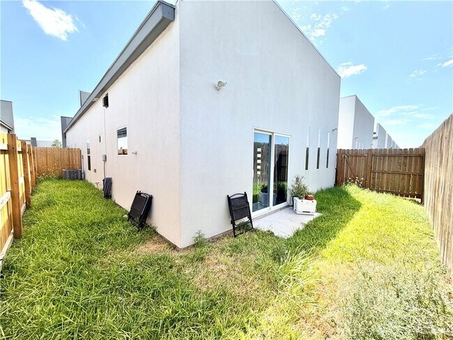 Building Photo - 1521 Karen Dr