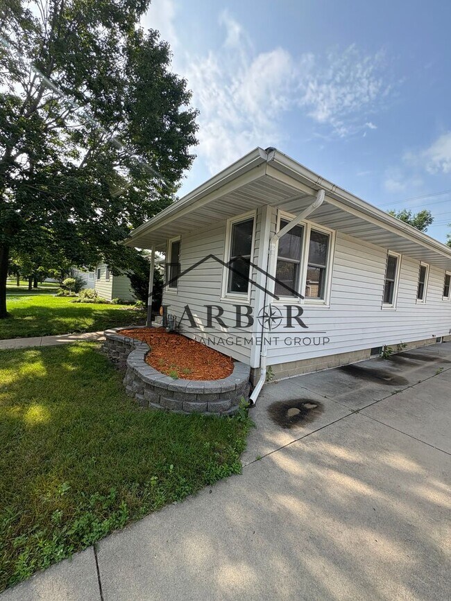 Building Photo - Single Family Home in SW Rochester with Fu...