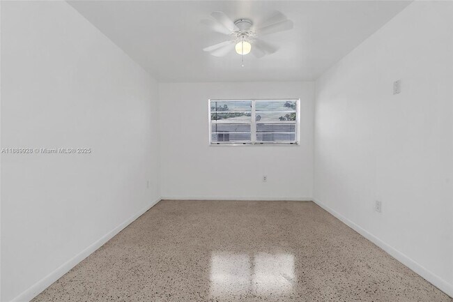 Building Photo - 559 SW 10th St