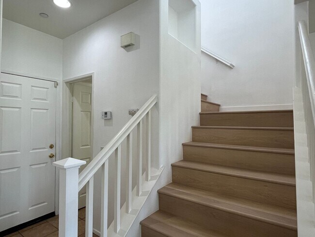 Building Photo - 3 bedroom, 2.5 bath Home for Rent in the Riverwalk