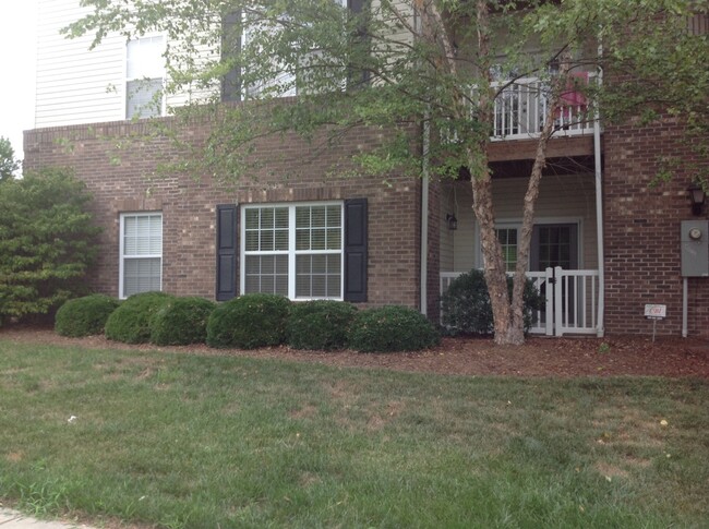 Building Photo - Eagle Creek Condos at Hillcrest!