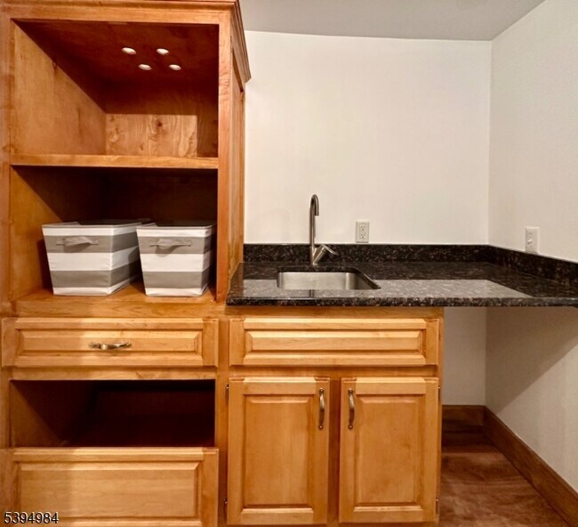 Building Photo - 12 Maple Ave