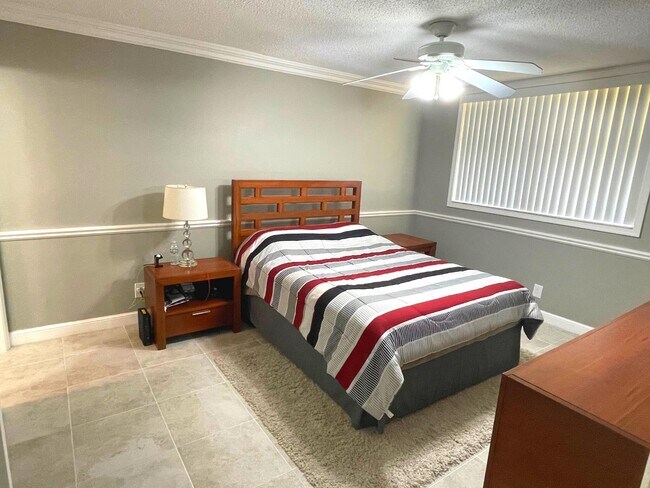 Building Photo - 2805 SW 22nd Ave