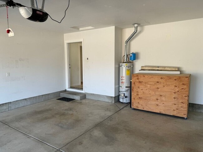 Building Photo - NEW TO MARKET/ 3 BEDROOM HOUSE ON QUIET DEAD END STREET
