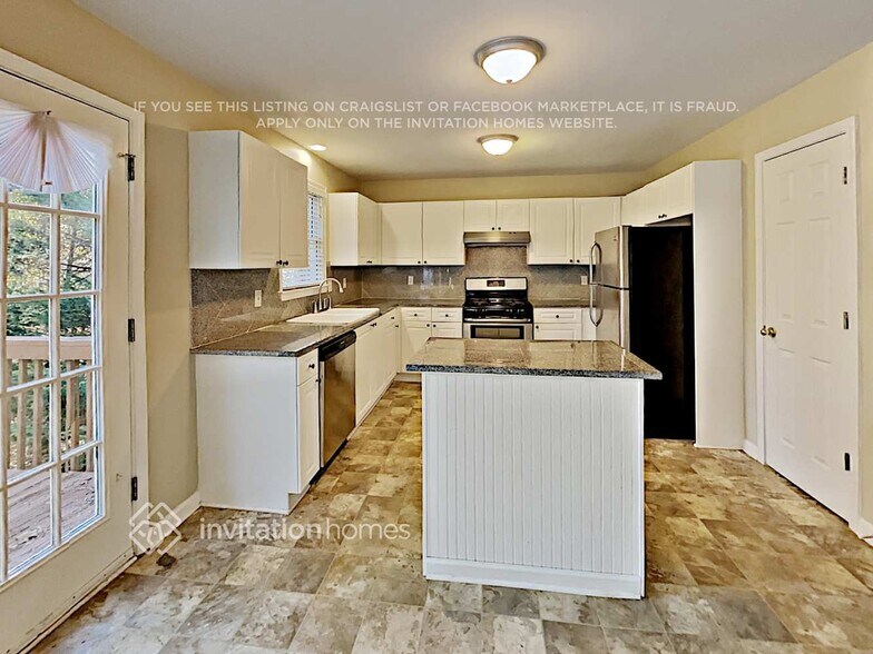 Building Photo - 559 Parliament St