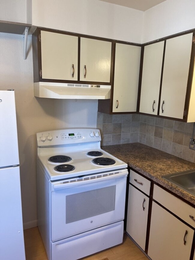 Building Photo - 2 Bed 1 Bath Duplex