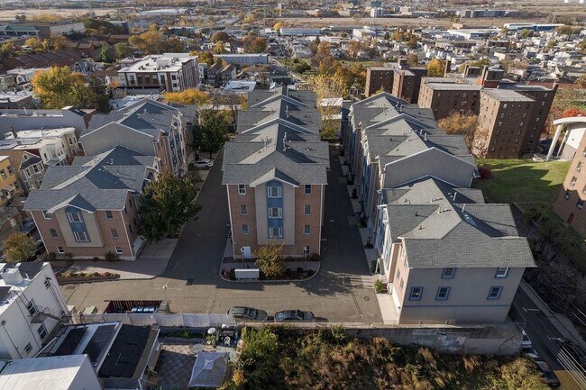 Building Photo - 620 38th St