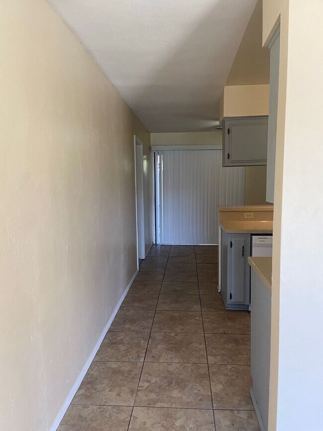 Building Photo - 913 Nimrod Ct