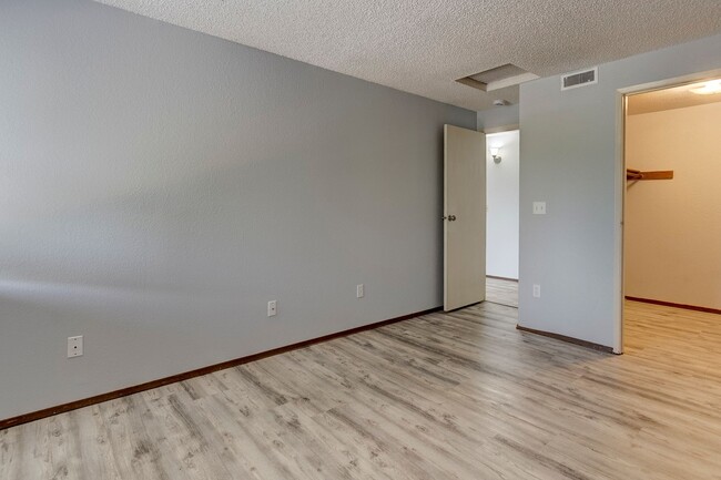 Building Photo - Charming 2-Bedroom Condo with Balcony – Pr...