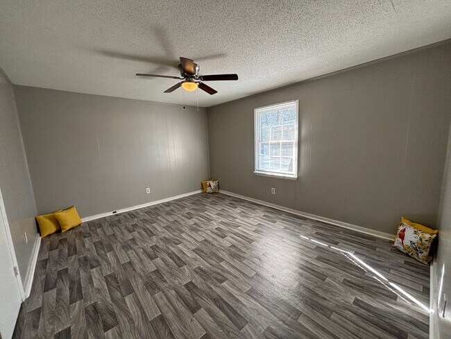 Building Photo - 390 N King St