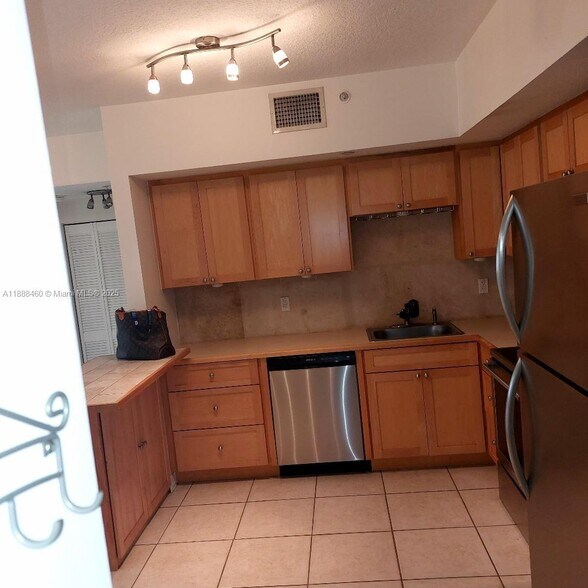 Building Photo - 2630 SW 28th St