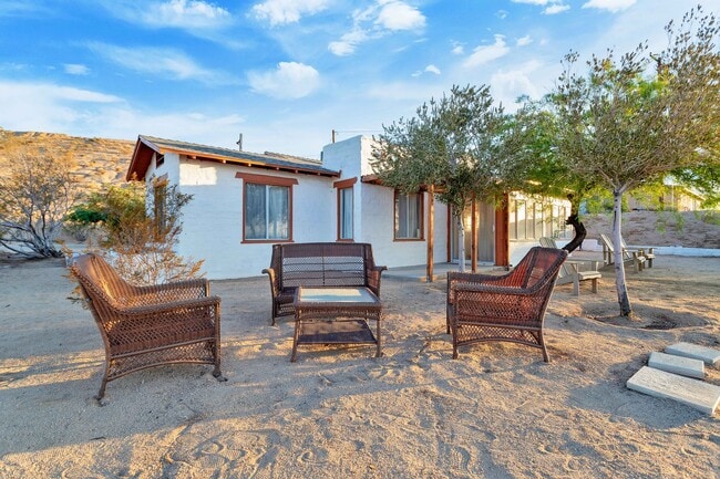 Building Photo - 2 Bedroom 1 Bath - Furnished Hilltop Home - Free Internet