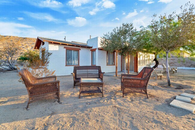 Building Photo - 2 Bedroom 1 Bath - Furnished Hilltop Home ...