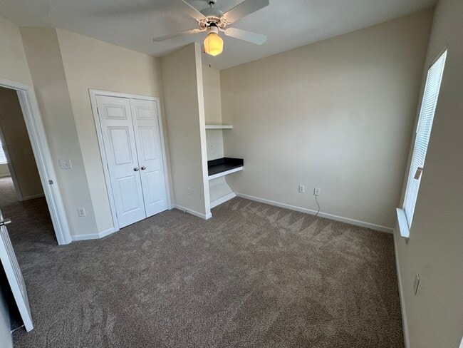 Building Photo - 3 Bed END UNIT! AVAILABLE NOW!