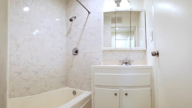 Building Photo - 2 bedroom in Van Nuys CA 91406