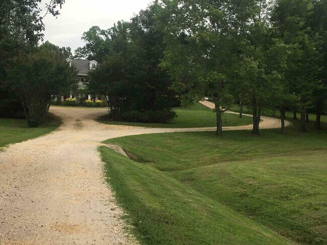 Building Photo - 176 Schools Dr