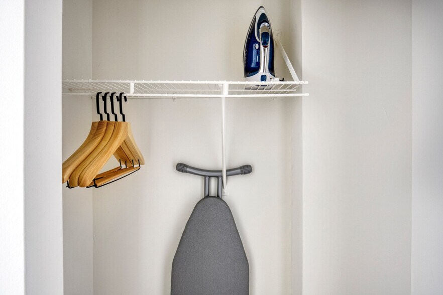 Building Photo - 4650 Washington Blvd