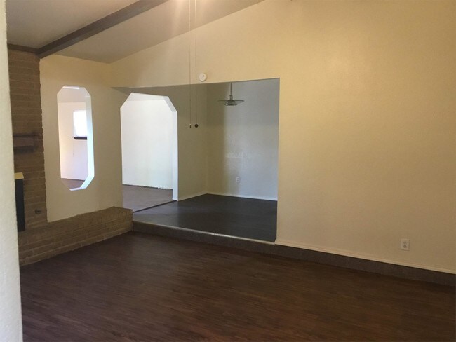 Building Photo - 513 S Silver Leaf Dr