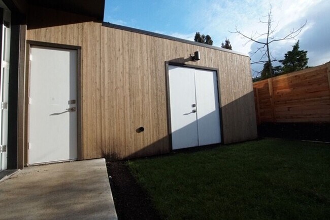 Building Photo - Beautiful 2bd/2.5ba North Portland Townhom...