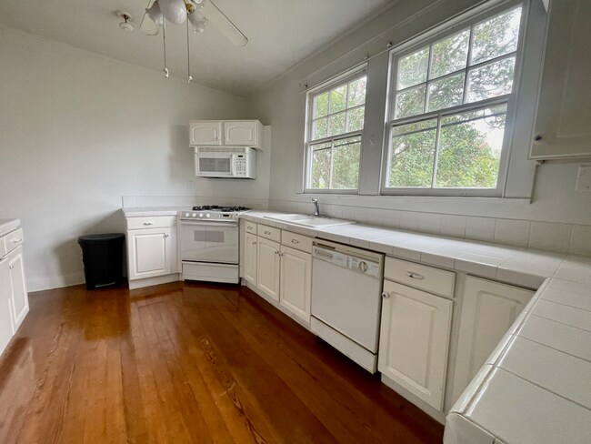 Building Photo - AVAILABLE JUNE 2026 Stunning 3 bed/2 bath with sunroom!