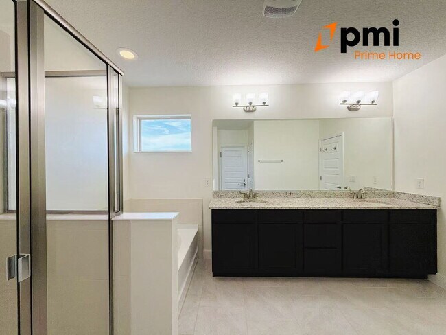 Building Photo - "Spacious Elegance Awaits: 5-Bedroom Home with 3.5 Baths in Winter Garden"