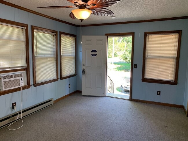 Building Photo - 2 Bedroom, 1 Bathroom House in Greensboro!