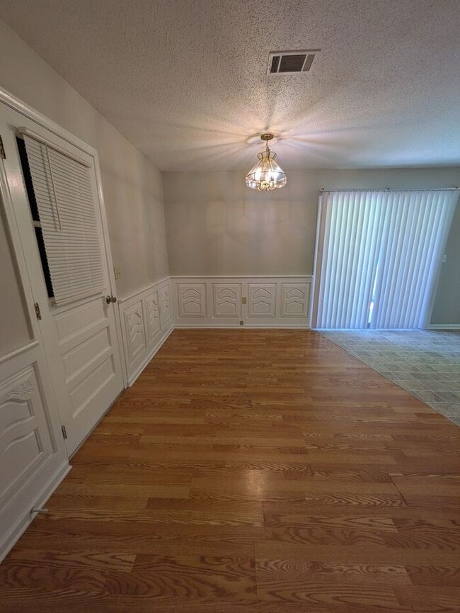 Building Photo - 3BD/2BA Single Family Home w/ Garage in Hickory