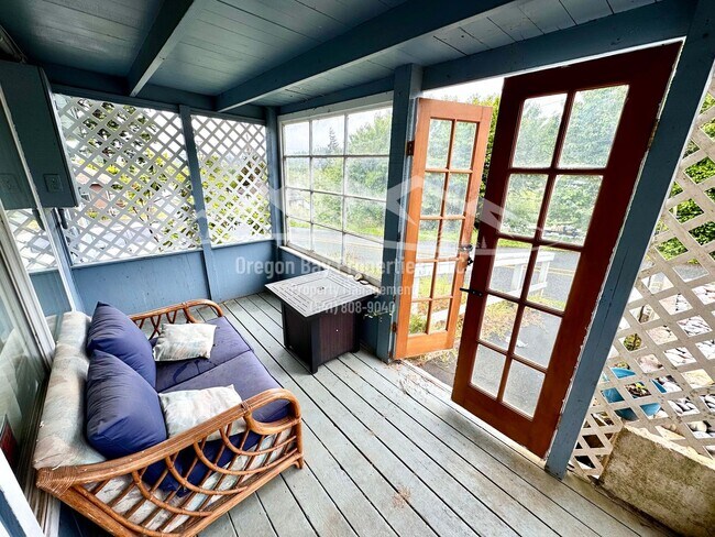 Building Photo - Bay Park Lane Duplex
