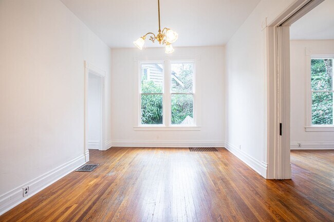 Building Photo - 1940-1946-1946 SW Market St Dr