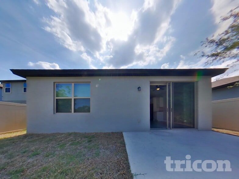 Building Photo - 2837 E Lake Pointe Dr