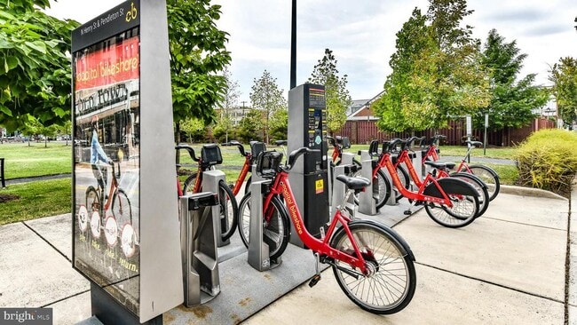 Building Photo - 1808 W Abingdon Dr