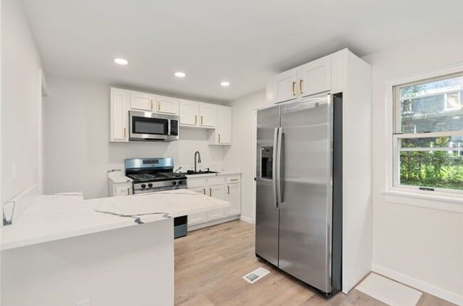 Building Photo - New 2 Bed/1 Bathroom Renovation in Swissvale!