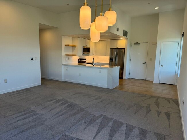Building Photo - Corner Unit With Views