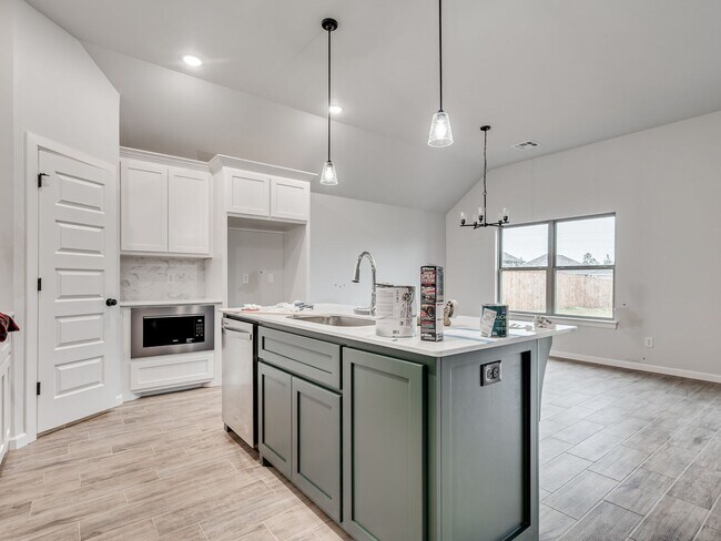 Building Photo - Newer Home in Moore!