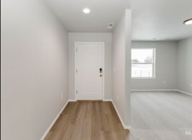 Building Photo - 672 S Blackfoot