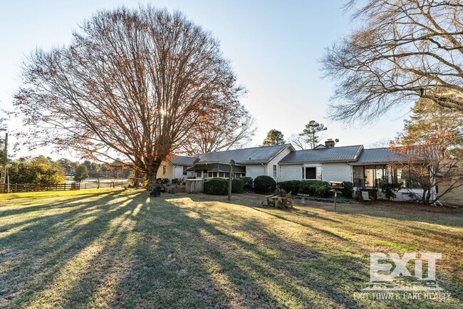 Building Photo - 3 Bedroom 2 Bathroom Home