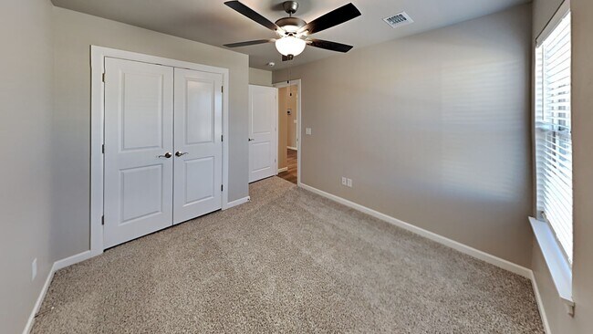 Building Photo - Beautiful 4 Bedroom 2 Bathroom Home in Pie...