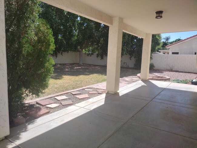 Building Photo - 5825 W Wethersfield Dr
