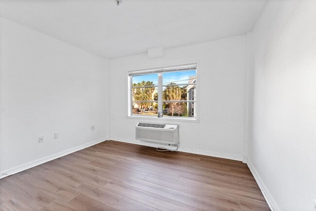 Building Photo - 406 W Azeele St