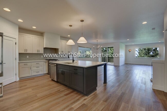 Building Photo - Beautiful home in NW Bend
