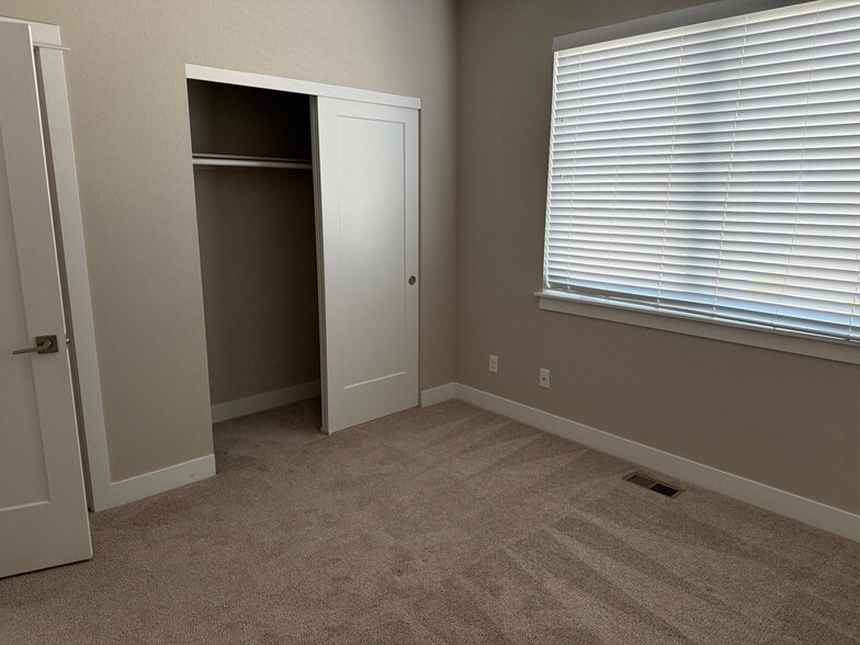 Building Photo - 837 Cherokee Dr