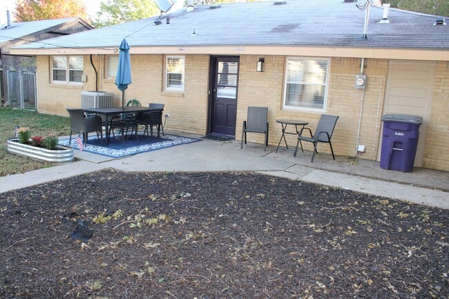 Building Photo - 3 bed 2 bath 2 car garage near campus.