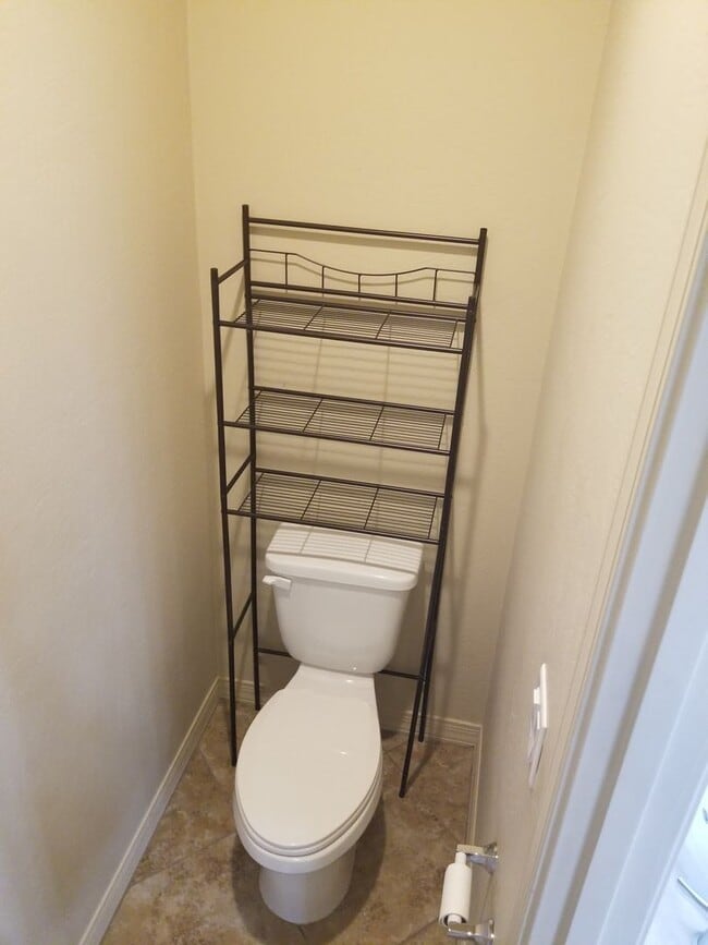 Building Photo - Beautiful, Pet Friendly, Multi-level, 2110 sqft, Luxury Townhouse w/A/C! 3 Bed, 2.5 Bath, + Loft ...