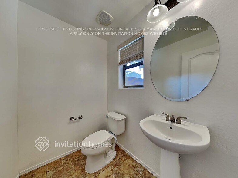 Building Photo - 2611 E Bart St