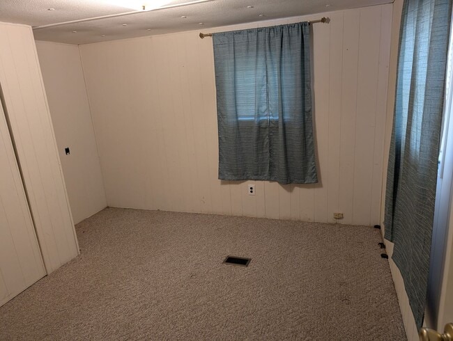 Building Photo - 3 Bedroom 2 Bath manufactured home located...