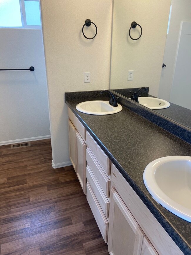 Building Photo - 3 bedroom, 3 bath home in Raindance Community.